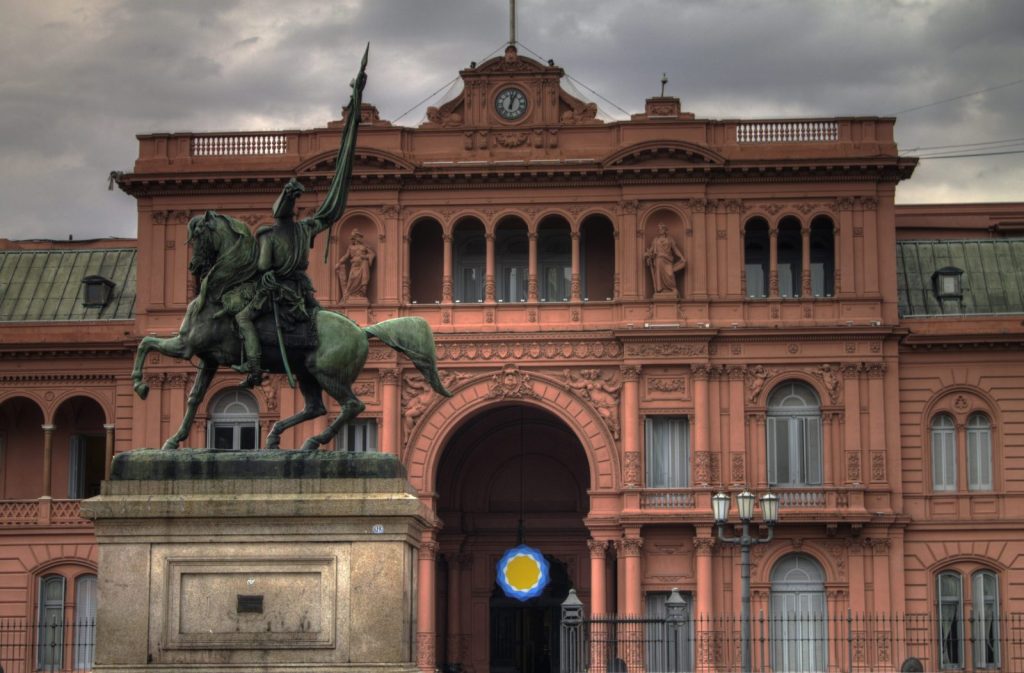 Milei evalúa el pasaporte dorado para atraer dólares y reabre la discusión por ciudadanía e inversión