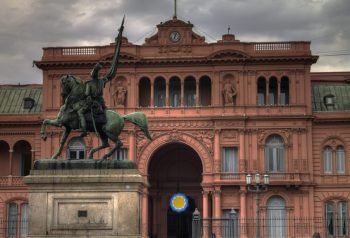 Milei evalúa el pasaporte dorado para atraer dólares y reabre la discusión por ciudadanía e inversión