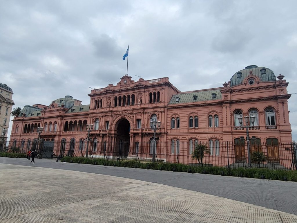Milei separó a Adorni de la vocería y eligió a Adrián Ravier para ordenar la comunicación oficial