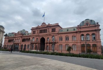 Milei separó a Adorni de la vocería y eligió a Adrián Ravier para ordenar la comunicación oficial