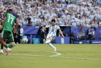 Lionel Messi remata durante el partido de Argentina ante Argelia en el Mundial 2026