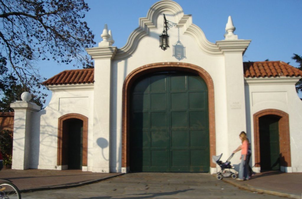 Entrada principal de la Quinta de Olivos, residencia presidencial argentina