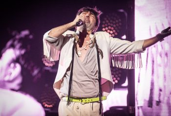 Adrián Dárgelos cantando en vivo con Babasónicos en el Movistar Arena