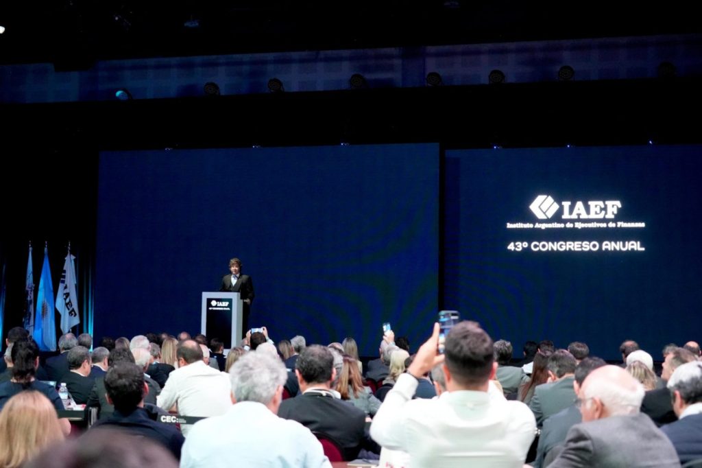 Javier Milei durante una exposición oficial en Buenos Aires