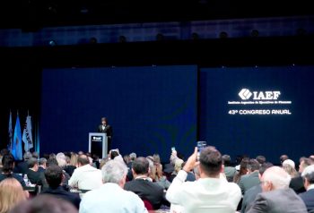 Javier Milei durante una exposición oficial en Buenos Aires