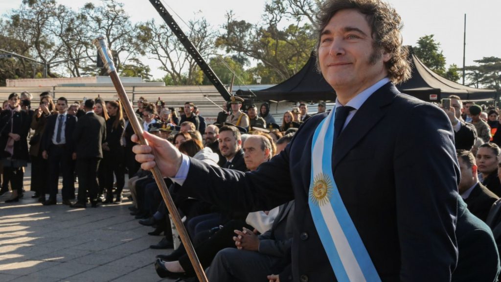 Milei volvió a Rosario por el Día de la Bandera y buscó ordenar la escena política