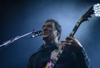 Ricardo Mollo cantando y tocando la guitarra en el show de Divididos en La Plata