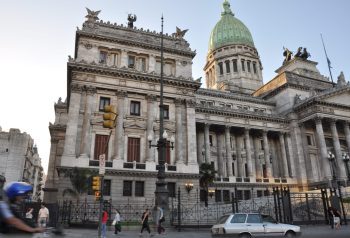 Milei definió tres proyectos prioritarios y acelera la reforma política en el Congreso
