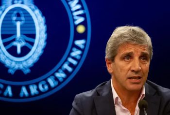 Caputo reabre la Inocencia Fiscal y busca corregir la ley para sacar dólares del colchón