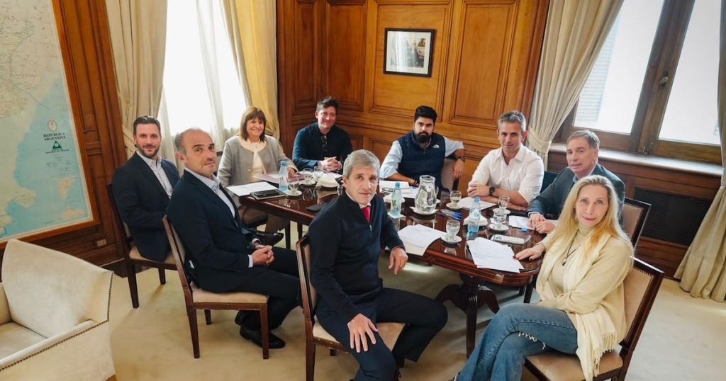 El Gobierno reúne a la mesa política y acelera el paquete de reformas que quiere Milei