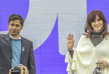 Axel Kicillof y Cristina Kirchner saludan desde un escenario