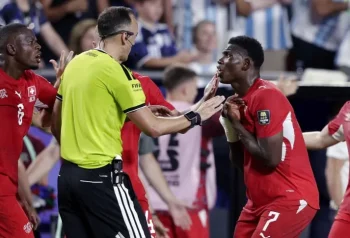 La FIFA respaldó la roja a Embolo y volvió a discutir la regla que afectó a Argentina