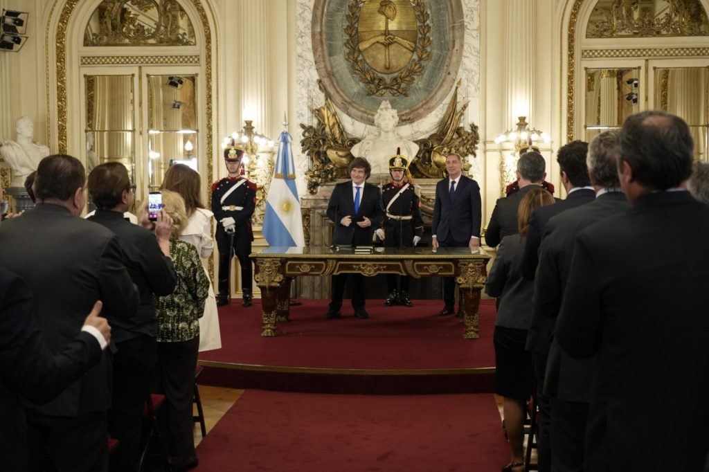 Milei eliminó el Ministerio del Interior y Santilli quedó con más poder para negociar con las provincias
