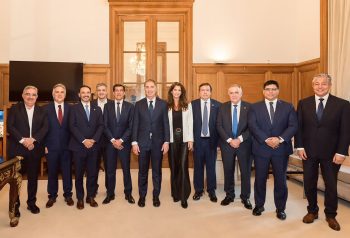 Santilli acelera la negociación con gobernadores para suspender las PASO y ordenar el mapa de 2027