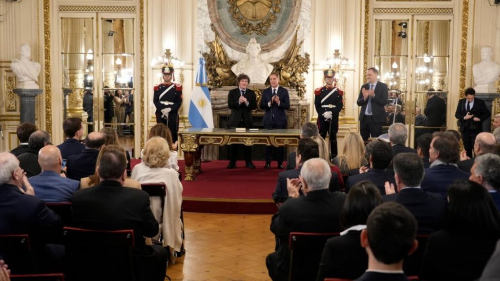 Santilli asume la Jefatura de Gabinete y Milei redefine su apuesta política
