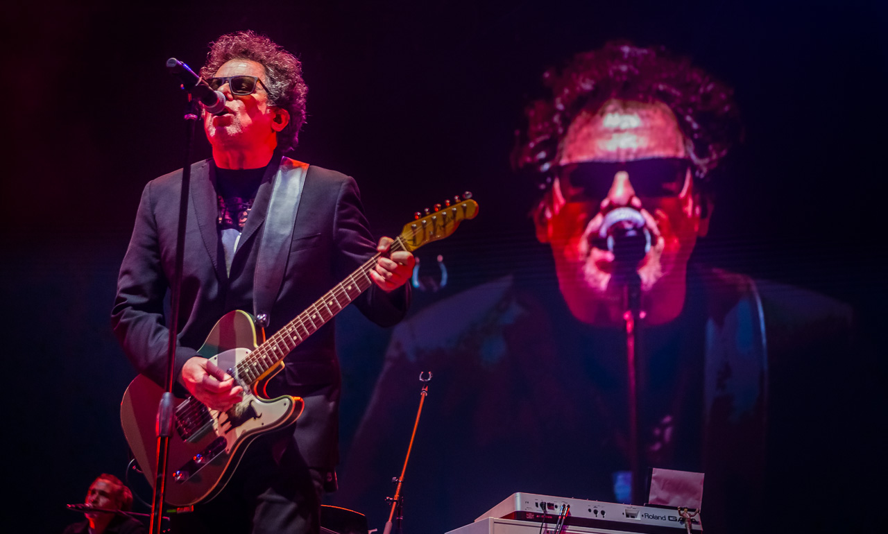 Andrés Calamaro en vivo con guitarra durante un show en Buenos Aires