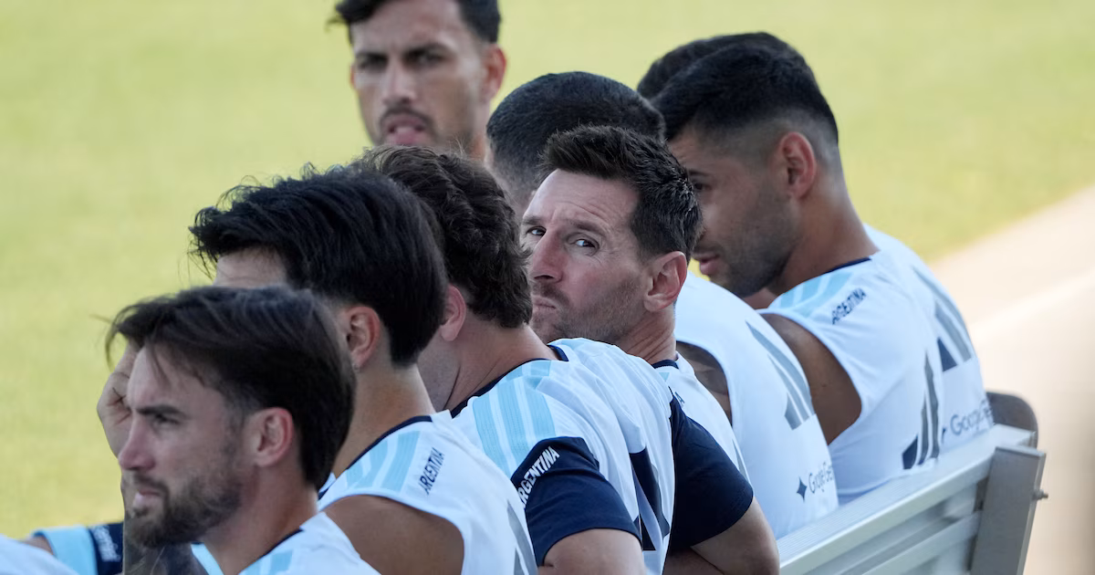 Argentina volvió a entrenar: Cuti Romero respondió bien y Messi apareció tomando mate