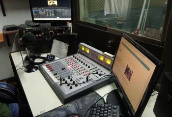 Estudio de FM La Boca preparado para la salida al aire del programa de las 12