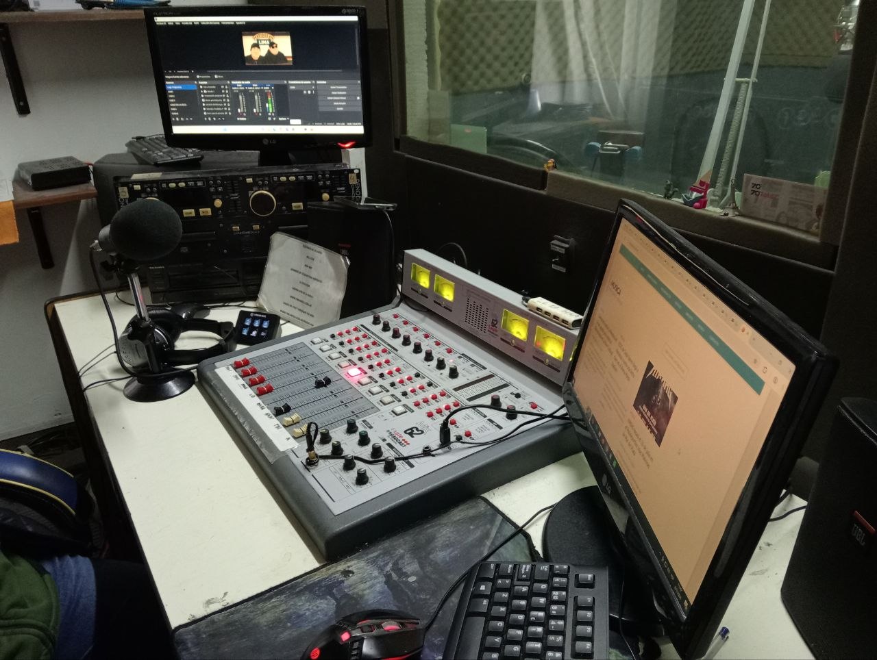 Estudio de FM La Boca preparado para la salida al aire de Sin Salida