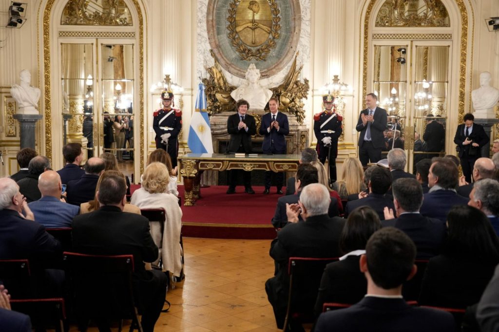 Santilli juró como jefe de Gabinete y Milei busca recomponer la Casa Rosada