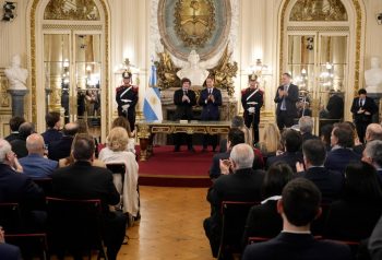 Santilli juró como jefe de Gabinete y Milei busca recomponer la Casa Rosada