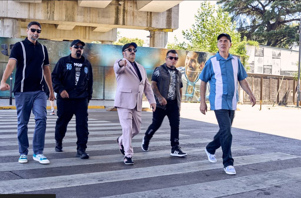 Los Calzones posan en una foto de prensa para sus nuevas canciones