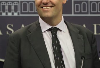 Manuel Adorni durante una conferencia de prensa oficial