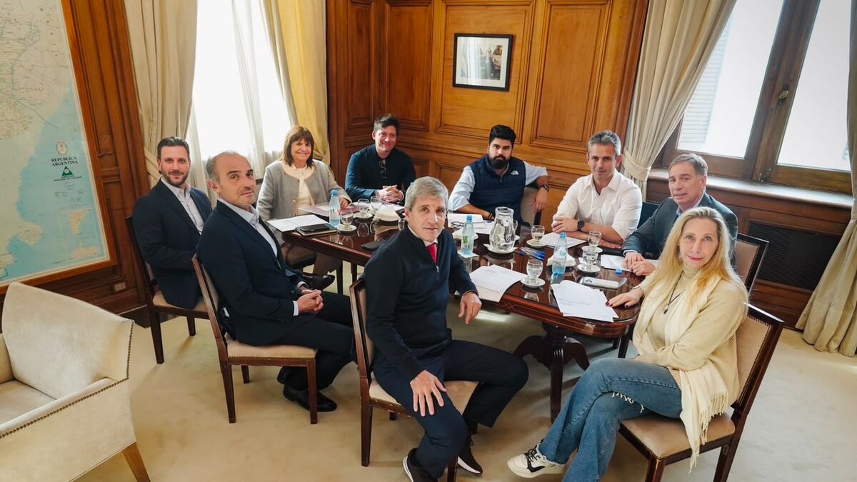 Karina Milei y Diego Santilli en la mesa política