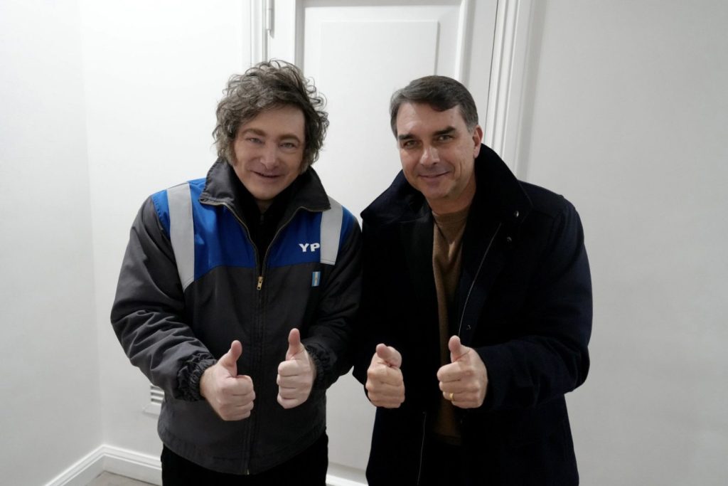Milei recibió a Flávio Bolsonaro y dejó el Mercosur en segundo plano en la previa de la cumbre