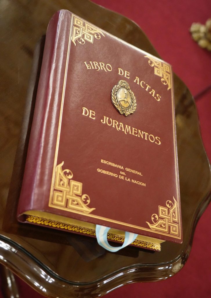 Milei reordena la Casa Rosada y Santilli juró como jefe de Gabinete