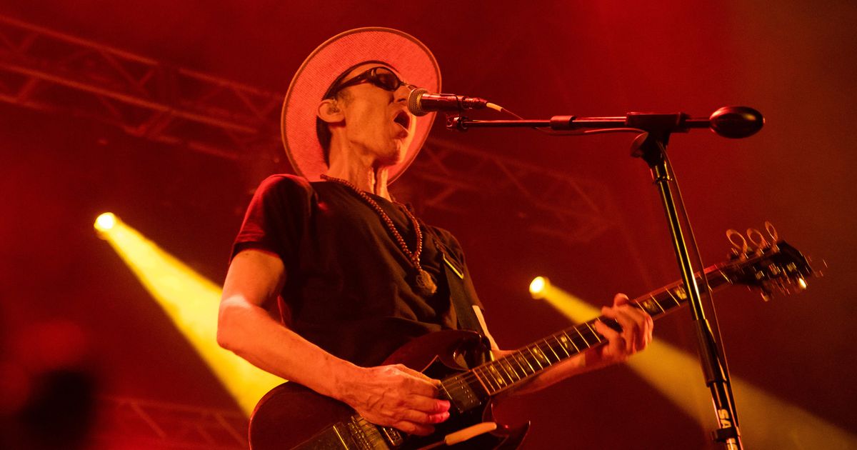Skay Beilinson tocando en vivo con su guitarra