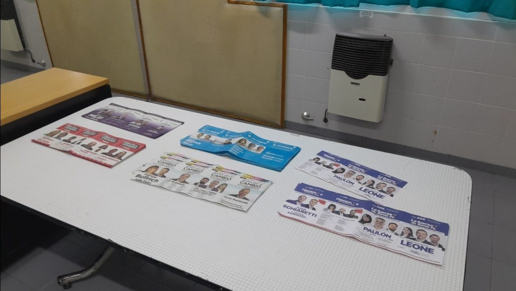 Mesa de cuarto oscuro con boletas de elecciones argentinas
