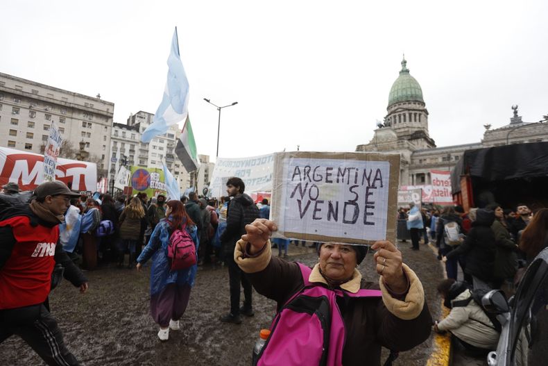Milei avanzó con la ley de propiedad privada entre protestas y presión en el Senado