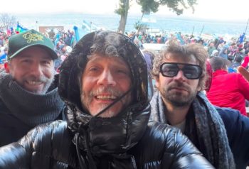 Fito Páez marchó en Bariloche contra la extranjerización de tierras y sumó su voz al reclamo