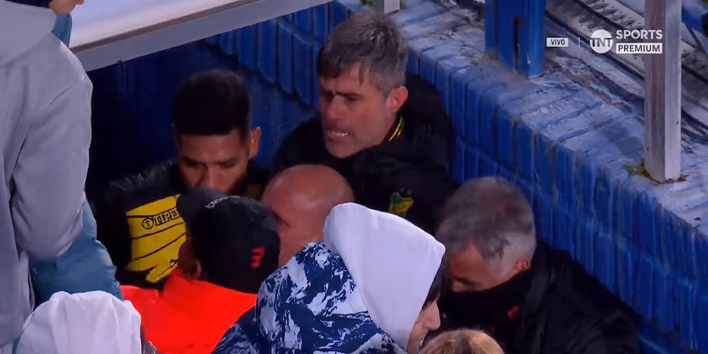 Guillermo Barros Schelotto tomó del cuello a Vaccari y volaron piñas: bochornoso final en Vélez vs Defensa y Justicia