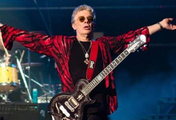 Juanse llevó su rock and roll clásico a Encuentro Club y encendió San Justo