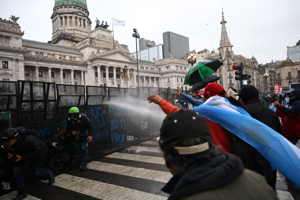 El Senado aprobó la ley de propiedad privada tras una sesión tensa y con protestas en la calle