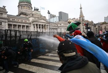El Senado aprobó la ley de propiedad privada tras una sesión tensa y con protestas en la calle