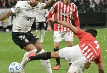 Estudiantes y Corinthians disputan la pelota por la Copa Libertadores