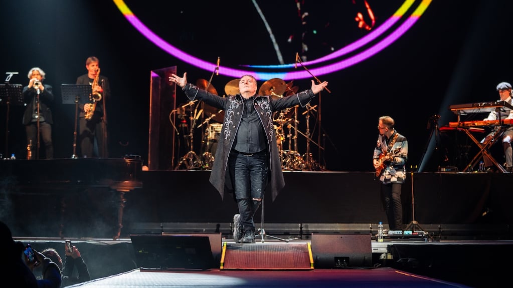 Miguel Mateos junto a sus músicos en vivo