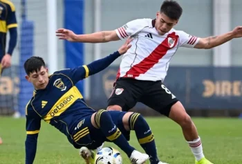Jugadores de Boca y River disputan una pelota en un Superclásico de Reserva