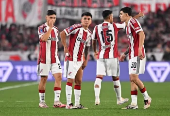 Thiago Almada se toma el cuádriceps izquierdo durante River vs. Huracán