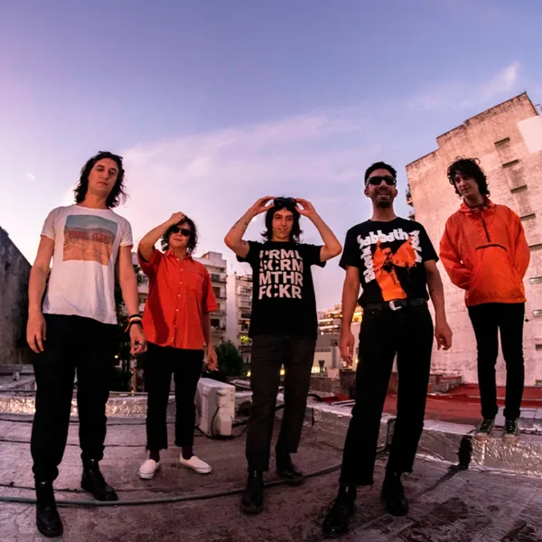 Winona Riders en una terraza urbana