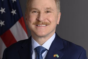 El embajador de EEUU volvió a presionar por la tecnología china y abrió otro frente geopolítico