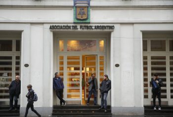 Una investigación puso bajo la lupa negocios privados alrededor de contratos de la AFA