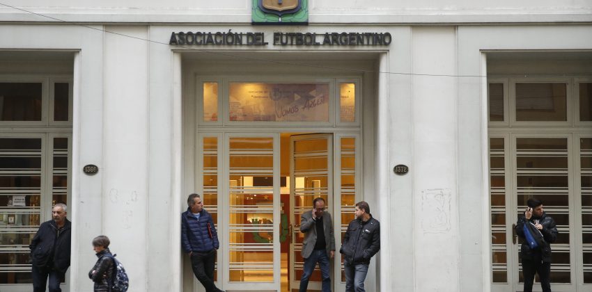 Una investigación puso bajo la lupa negocios privados alrededor de contratos de la AFA