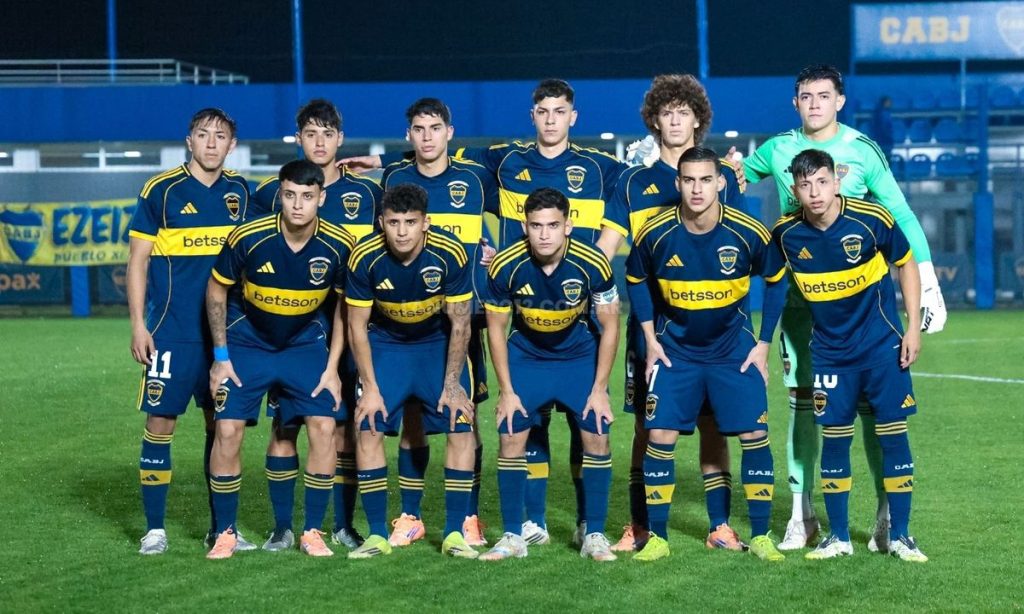 Plantel de Reserva de Boca en cancha, foto de archivo