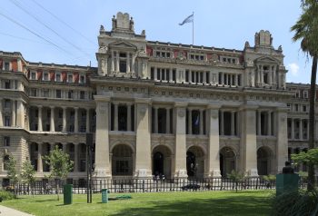 La Corte volvió a poner límites a la venta de tierras a extranjeros