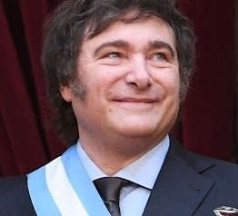 Milei vuelve a mirar afuera mientras octubre le achica el margen político