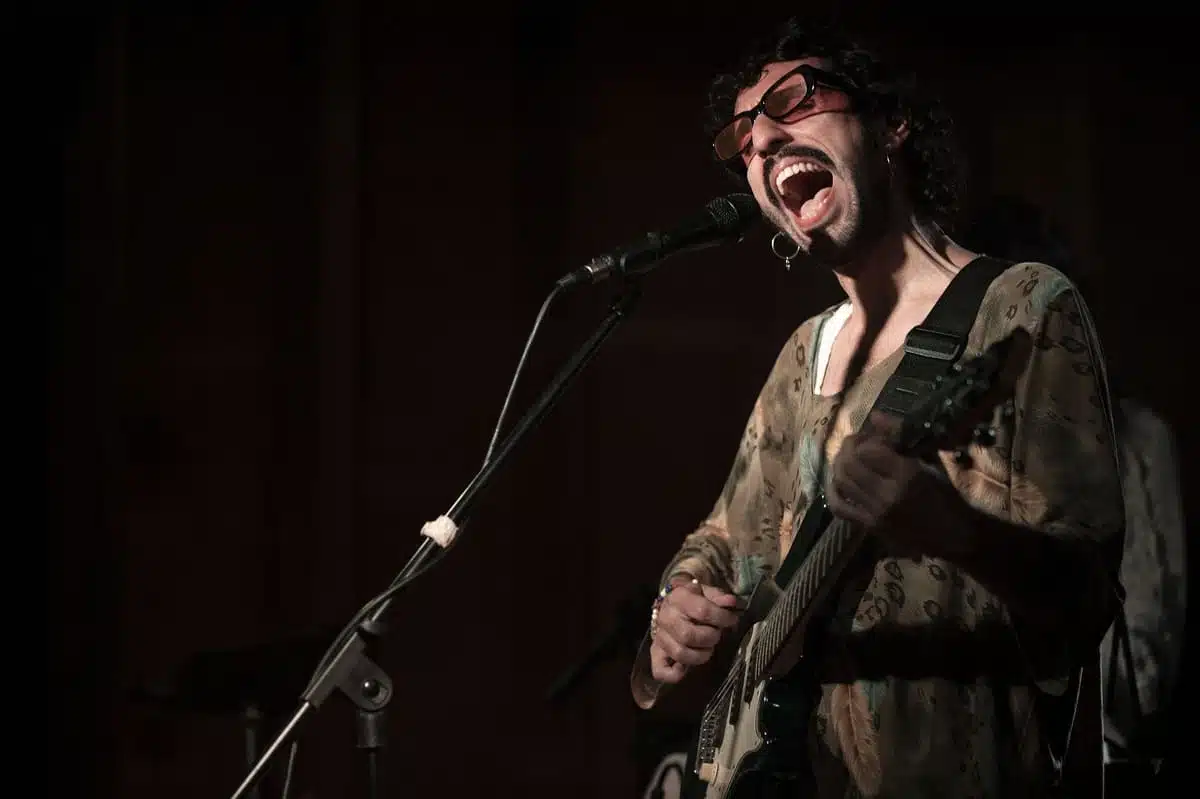 Nico Cavi explora el rock y la psicodelia en Experimento